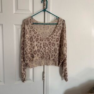 Olivaceous women’s lightweight crop sweater, size medium, Leopard Print